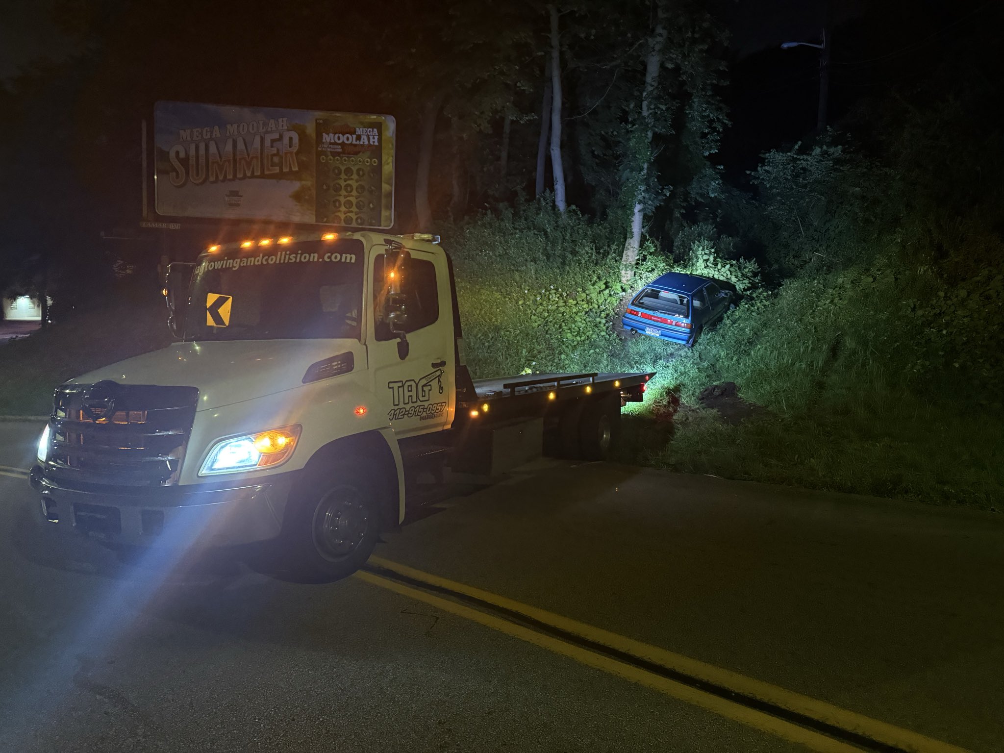 Tag Towing & Collision tow truck helping a stranded vehicle in Pittsburgh PA